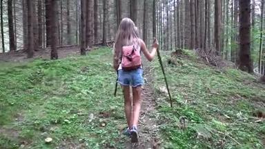 儿童漫步森林，儿童户外自然，女孩在露营冒险
